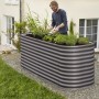 Dunkelgraue Hochbeet Erweiterung Basic 0,64 m² im Garten mit Person.
