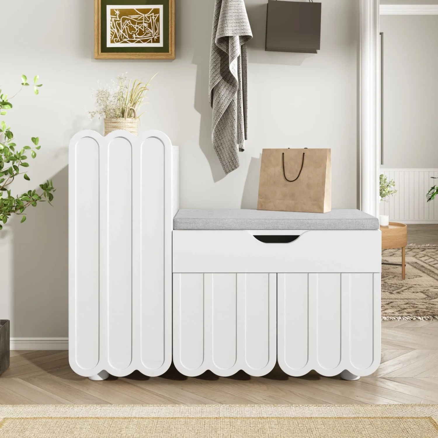 Weißer Schuhschrank mit Sitzbank, 3 Türen, Schublade und grauem Sitzpolster. Modernes Design mit abgerundeten Fronten für den Flur.