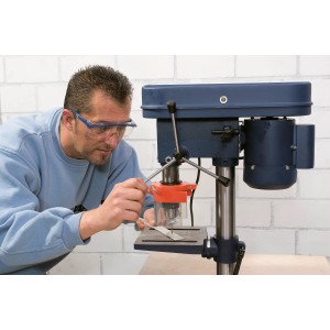 Mann mit LUX Panorama Schutzbrille Blau beim Bohren mit einer Standbohrmaschine.