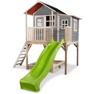 Graues EXIT Loft 750 Holzspielhaus mit Rutsche, Leiter und Sandkasten unter dem Haus.