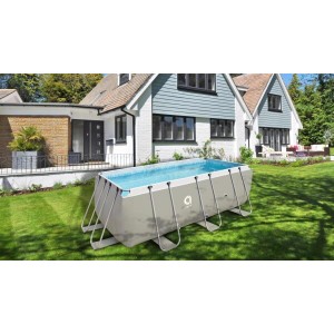 Rechteckiger Avenli Stahlrahmenpool, grau, im Garten vor einem Haus.