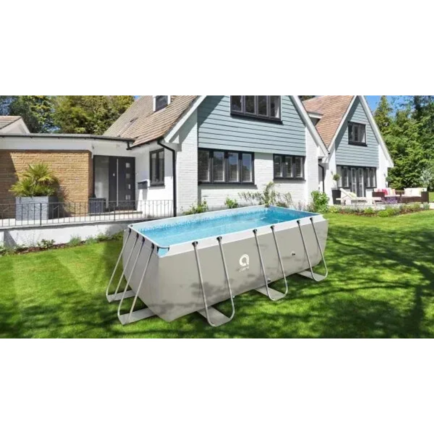 Rechteckiger Avenli Stahlrahmenpool, grau, im Garten vor einem Haus.