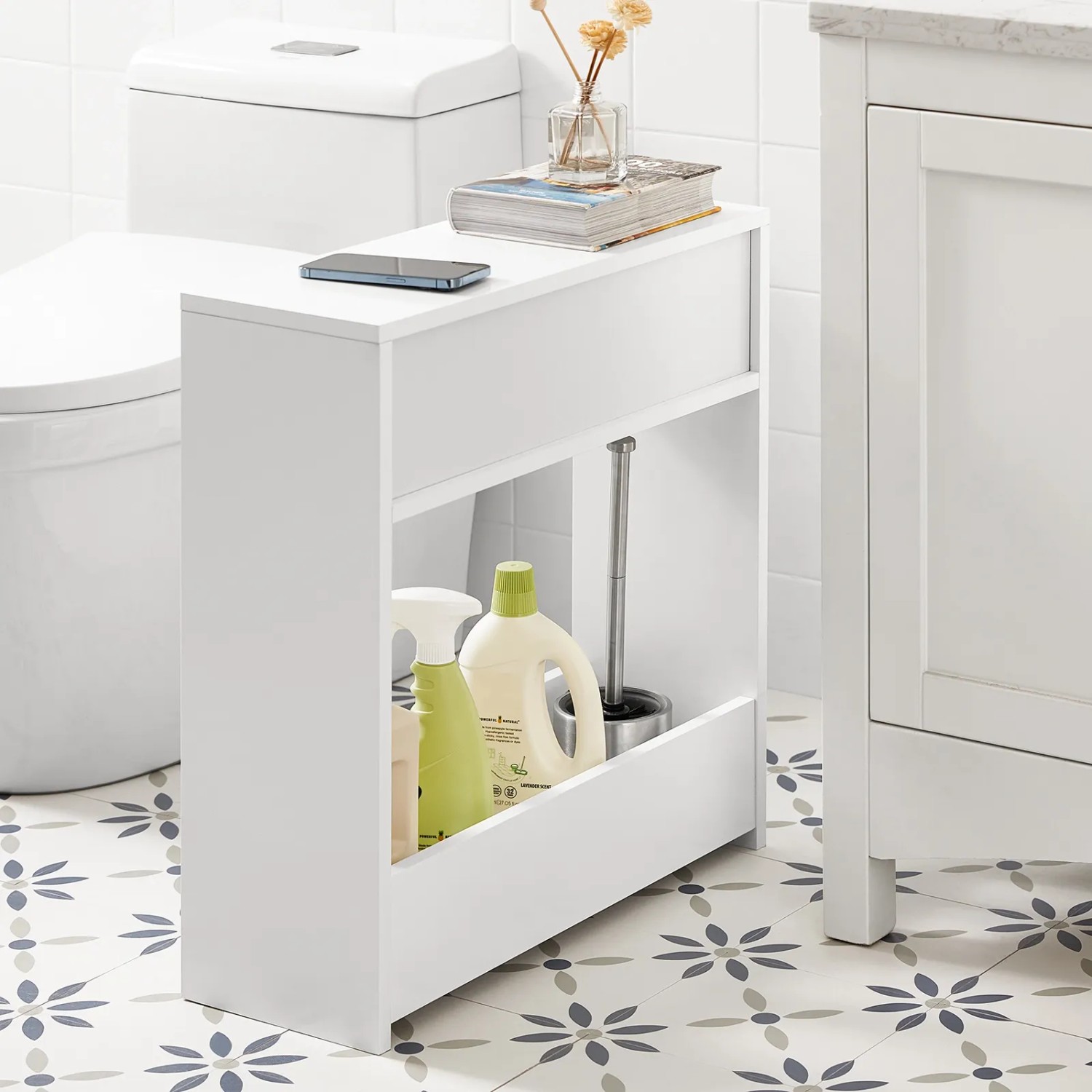 Weißes SoBuy Nischenregal BZR48-W mit Klappe und Ablage im Badezimmer.