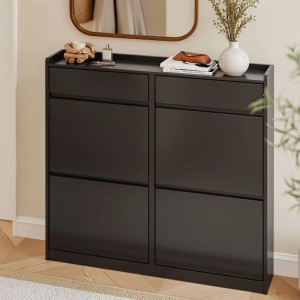 Schwarzer, schmaler Schuhschrank mit 4 Klappen und 2 Schubladen im Flur. Modernes Design für platzsparenden Stauraum.