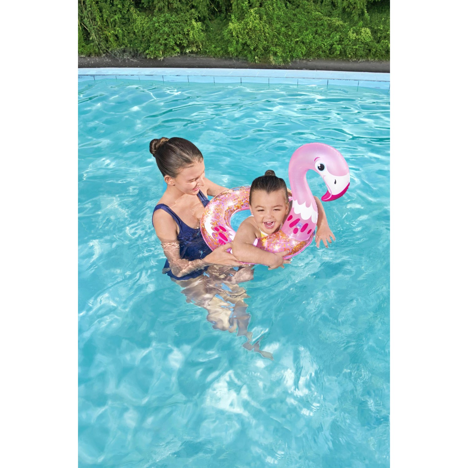 Kind mit glitzerndem Bestway Schwimmring (Flamingo) im Pool. Badespaß mit Tierkopf-Design.