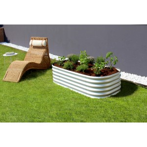 Vitavia Hochbeet Vita 401 aus Zink-Alu im Garten mit Bepflanzung und Liege.