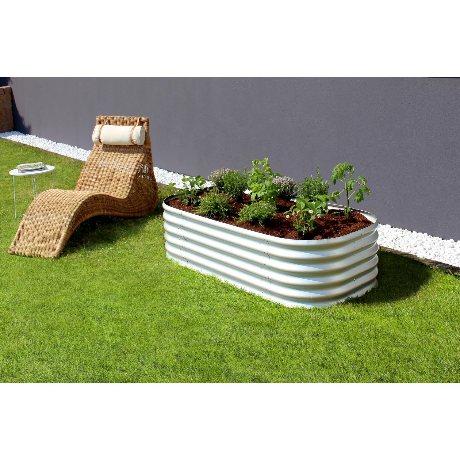 Vitavia Hochbeet Vita 401 aus Zink-Alu im Garten mit Bepflanzung und Liege.