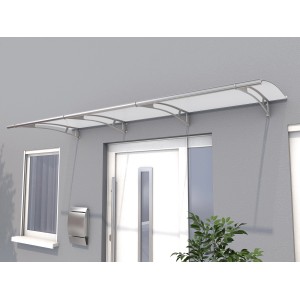 Modernes Pultvordach aus Edelstahl und satiniertem Acrylglas in Weiß, montiert über einer Haustür.