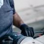 Bosch Expert Netzschleifblatt Set mit Exzenterschleifer beim Schleifen von Holz.