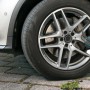 Bosch Pneo Akku-Druckluftpumpe beim Aufpumpen eines Autoreifens.