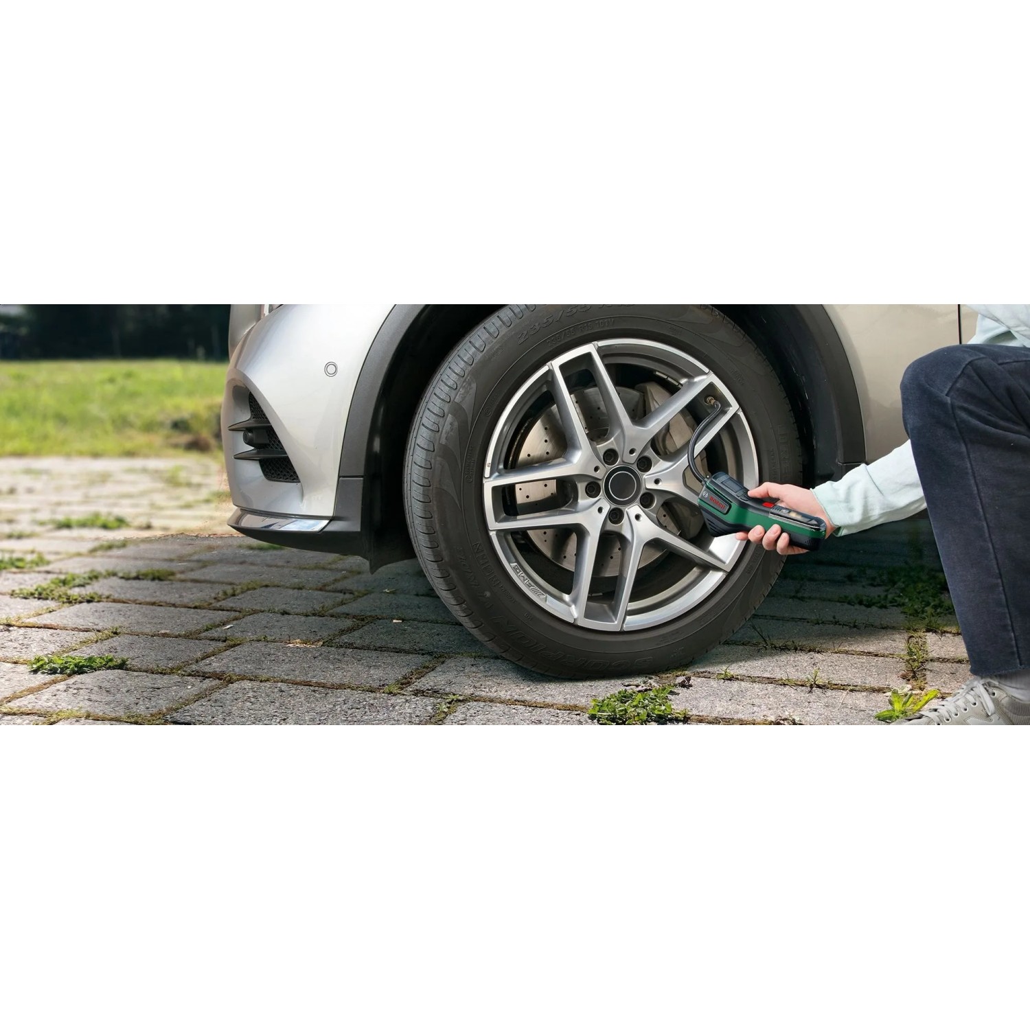 Bosch Pneo Akku-Druckluftpumpe beim Aufpumpen eines Autoreifens.