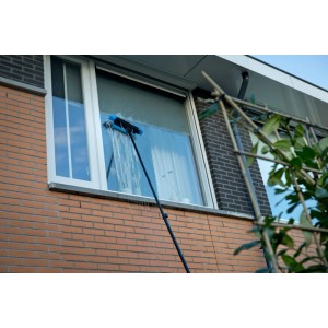 NEXXT Teleskop-Waschbürste XXL in Aktion: Fensterreinigung mit Wasseranschluss und blauem Bürstenkopf.