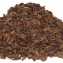 Haufen feine Floragard Pinienrinde (2-8 mm) als Bodenabdeckung oder Mulch.