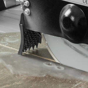 EBERTH Diamanttrennscheibe im Einsatz beim Fliesenschneiden mit Wasserkühlung.