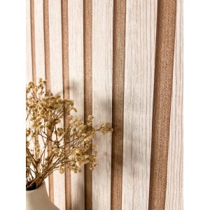 Newroom Vliestapete Berrin in Bronze mit Holzpaneel-Struktur und Trockenblumen in Vase.