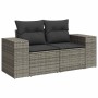 Graue 2-Sitzer Garten-Sofagarnitur aus Polyrattan mit dunklen Kissen. Ideal für Terrasse und Garten.