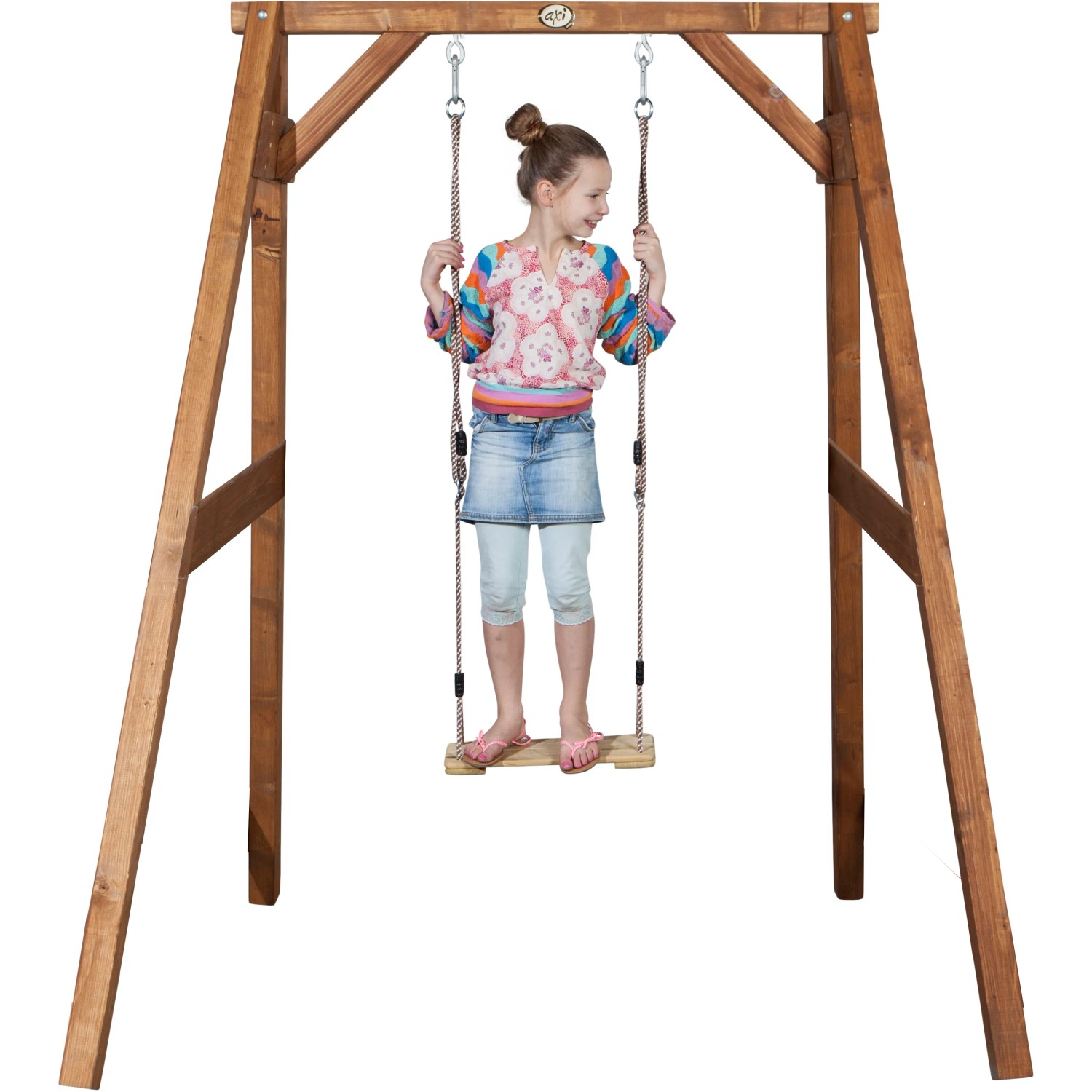 Braune Axi Einzelschaukel aus Holz mit Kind. Ideal für Garten & Outdoor.