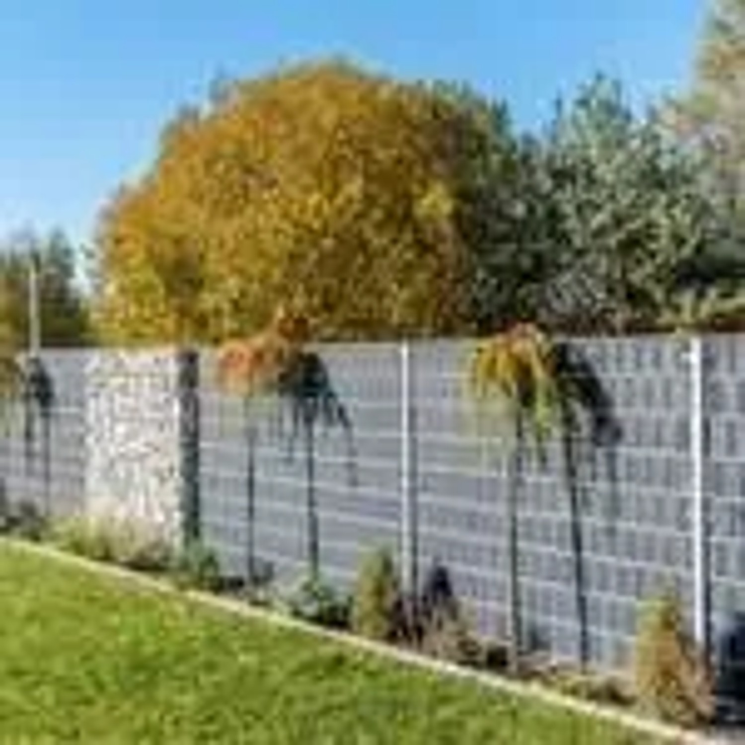Beiger Rattan Sichtschutz für Doppelstabmattenzaun, UV-beständig, 10 Streifen à 2,55m.