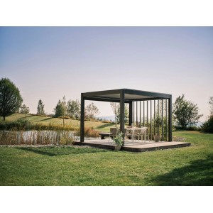 Biohort Pergola 3x3,5m in Dunkelgrau-Weiß mit Tisch und Stühlen im Garten.