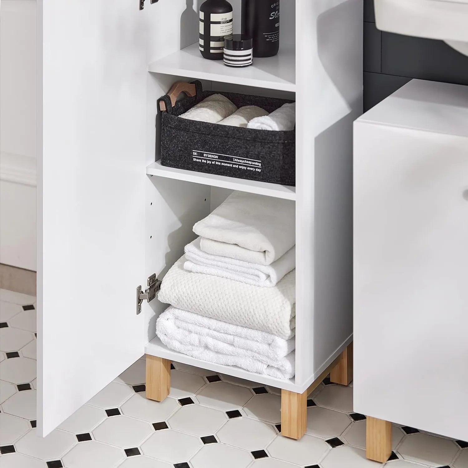 SoBuy Hochschrank BZR91-W, weißes Badregal mit offenem Fach und Handtüchern.