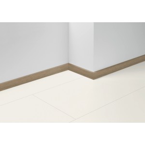 Parador Sockelleiste SL 5 wasserfest, Dekor Eiche, an weißer Wand und Boden.