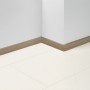 Parador Sockelleiste SL 5 wasserfest, Dekor Eiche, an weißer Wand und Boden.