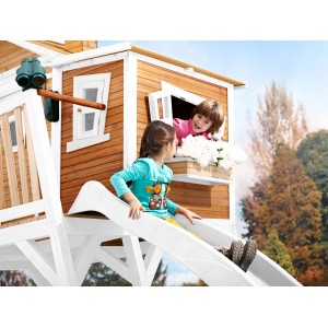 Axi Max Spielhaus mit Rutsche, braun-weiß, Kinder spielen im Garten.