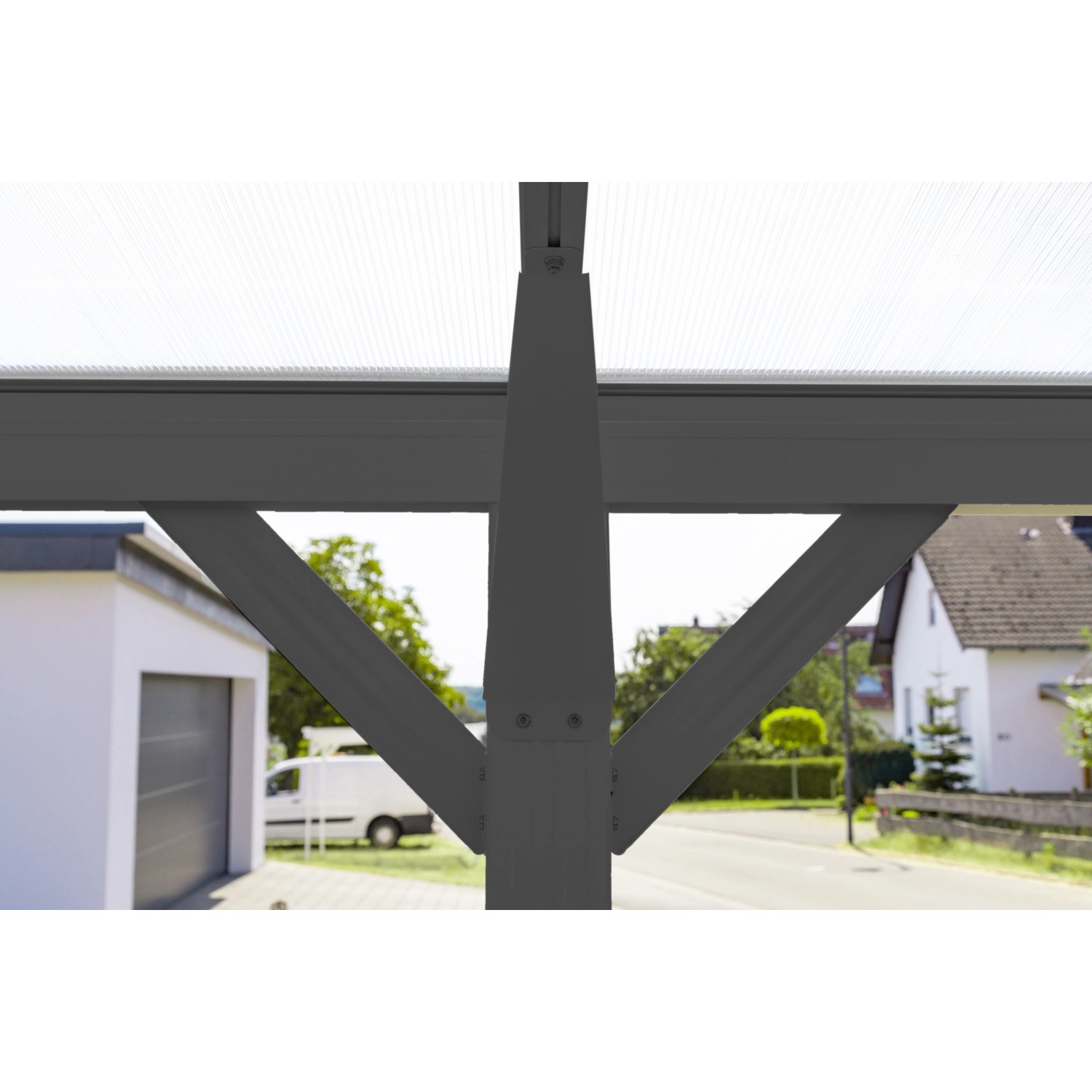 Detailansicht: Westmann Rundbogen-Einzelcarport in Anthrazit mit Doppelstegplatten.