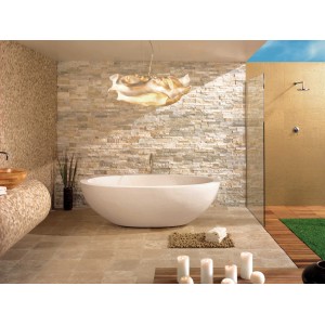 Beige Natursteinverblender Wand im Badezimmer mit freistehender Badewanne und Dusche.