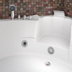 Detailansicht der AquaVapore Whirlpool Badewanne 140x140cm mit Armaturen und Handbrause.