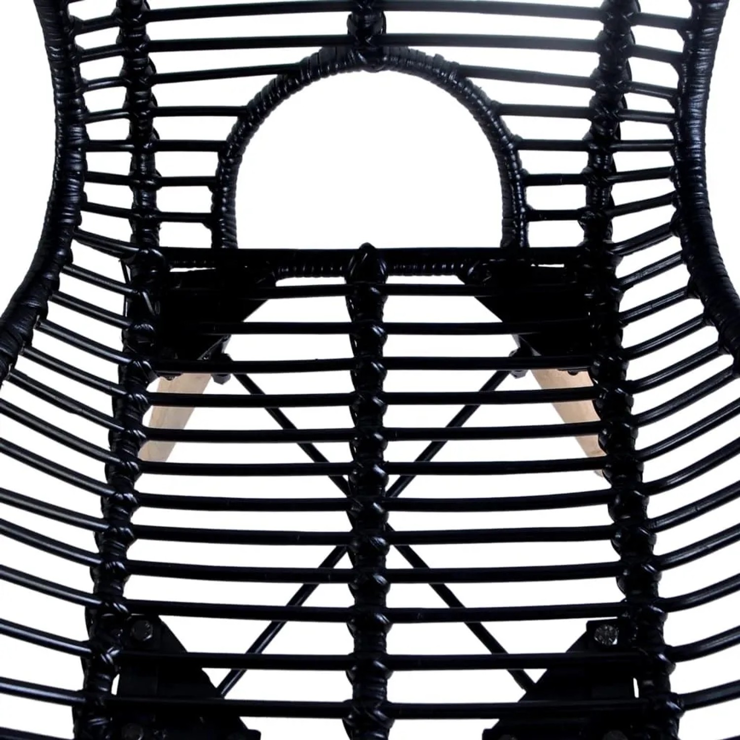 Detailaufnahme: Schwarzer Furnicato Esszimmerstuhl aus Rattan, Teil eines 2er-Sets.