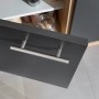 Detailaufnahme: Graue Tür mit Metallgriff des Respekta Küchenblocks Merle Eiche Grau.