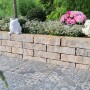 Diephaus Mauerstein Menhire Muschelkalk Mauer mit Pflanzen und Deko-Frosch im Garten.