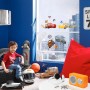 Kinderzimmer mit Cars Fensterstickern (30x30cm) an der Scheibe als Wanddekoration.