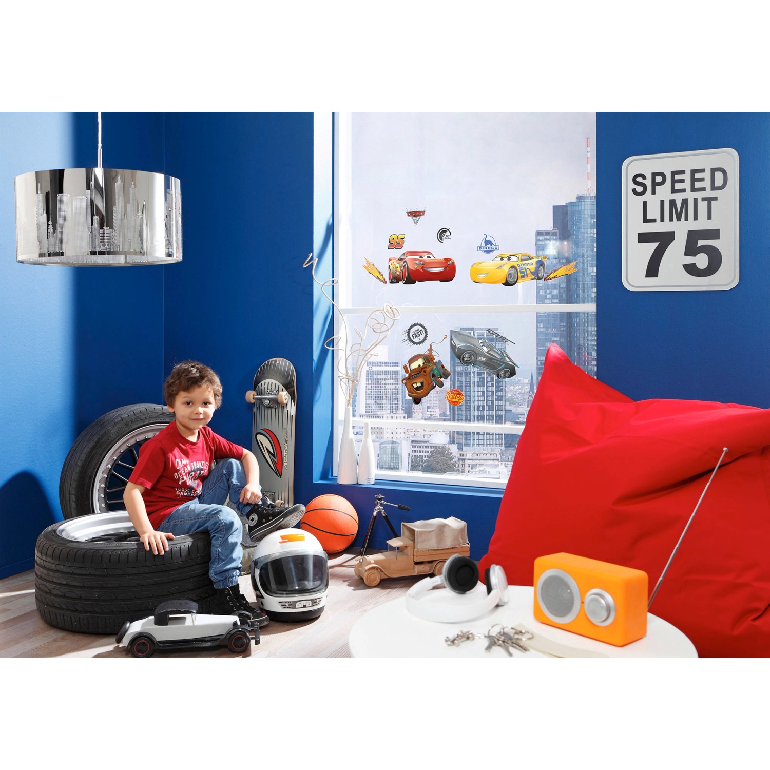 Kinderzimmer mit Cars Fensterstickern (30x30cm) an der Scheibe als Wanddekoration.