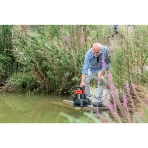 Al-Ko Tauchpumpe Drain 20.000 HD Premium im Einsatz am Teich, Förderschlauch angeschlossen.