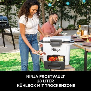 Weiße Ninja Kühlbox FrostVault mit Trockenzone (28 l) im Garten mit Personen.