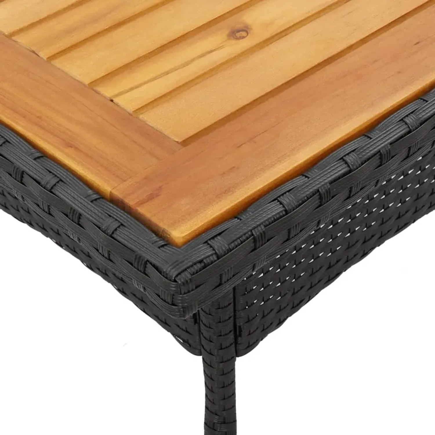 Detailansicht: Schwarze Garten-Essgruppe aus Rattan mit Akazienholz-Tischplatte.