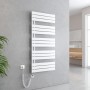 Weißer, elektrischer Emke Badheizkörper 60x132cm mit Thermostat und Timer zur Handtuchtrocknung.