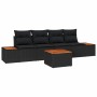 Schwarzes 5-teiliges Garten-Sofa-Set aus Poly Rattan mit Tisch und Kissen.