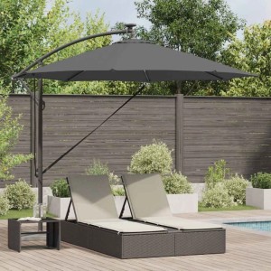 Anthrazitfarbener Ampelschirm mit Solar-LEDs und Liegen im Garten.