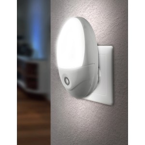 Weißes Globo LED-Nachtlicht Enio Plug-In in Steckdose, spendet kaltweißes Licht.