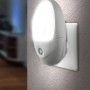Weißes Globo LED-Nachtlicht Enio Plug-In in Steckdose, spendet kaltweißes Licht.