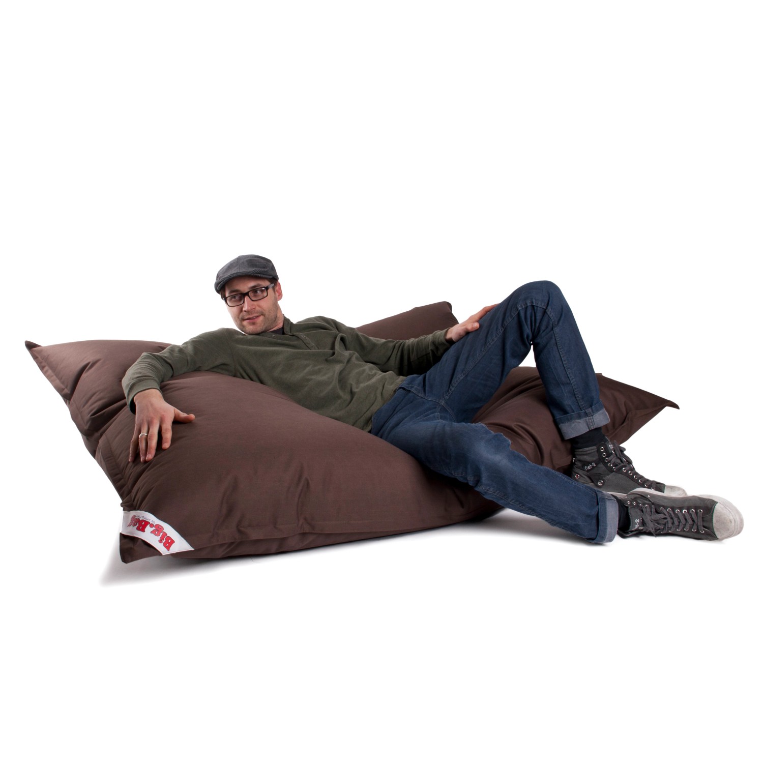 Mann entspannt auf braunem Sitting Point Sitzsack Big Bag Brava 300 l. Bequemer, großer Sitzsack.