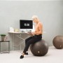 Frau sitzt auf anthrazitfarbenem Sitting Ball Hocker Frankie 150l im Wohnraum.