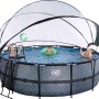 Grauer EXIT Stone Pool ø 427 mit Sandfilterpumpe, Abdeckung und Poolleiter. Kinder baden im Stahlrahmenpool.