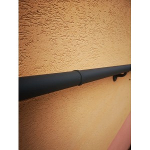 Anthrazitfarbene Kordo Wandhalterung mit Handlauf Prestio an einer Wand.