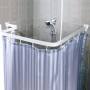 Weiße, flexible Euroshowers Duschvorhangstange (300 cm) mit Vorhang und Halterungen.