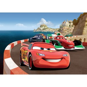 Disney Cars Fototapete mit Lightning McQueen und anderen Rennwagen auf der Rennstrecke.