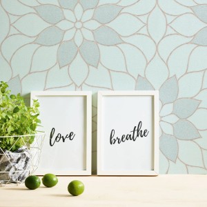 Florale Vliestapete in Pastell mit Glitzer-Effekt, Blumenmuster in Hellblau und Mint.